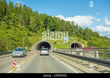 voitures à l'entrée du tunnel / sortie sur l'autoroute, autobahn allemand Banque D'Images