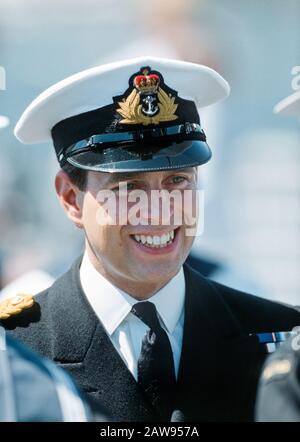 HRH le prince Andrew, duc d'York portant son unform Royal Naval lors de sa tournée royale en Australie le 1988 octobre Banque D'Images