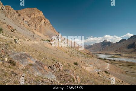 Face à l'ancien monastère clé flanqué par le haut de l'Himalaya et la rivière Spiti valley et sur une journée d'été près de Kaza, Himachal Pradesh, Inde. Banque D'Images