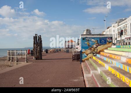 Fresque en mémoire de Jeremy Birch leader de Hastings Council 2001-08 & 2010-15 & My Heart Appartient à Hastings sculpture 2012, Hastings, Royaume-Uni Banque D'Images