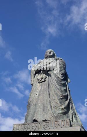 La statue de bronze de la reine Victoria a dévoilé le 31/12/1902 montrant un trou de balle laissé d'un bombardier ennemi dans la seconde Guerre mondiale, Warrior Square, Hastings, Royaume-Uni Banque D'Images