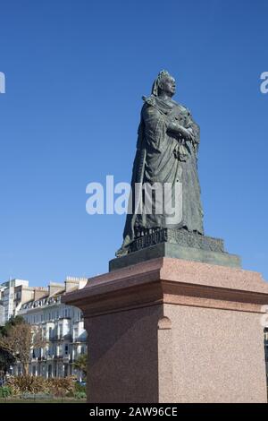 La statue de bronze de la reine Victoria a dévoilé le 31/12/1902 montrant un trou de balle laissé d'un bombardier ennemi dans la seconde Guerre mondiale, Warrior Square, Hastings, Royaume-Uni Banque D'Images