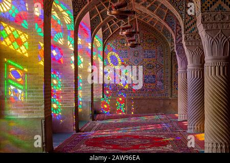 Mosquée Nasir-Ol-Molk connue aussi sous le nom de Mosquée rose, avec le reflet de la lumière à travers ses vitraux, à Shiraz, en Iran Banque D'Images