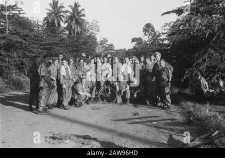 Medan. Les soldats néerlandais en uniformes de camouflage se détendent après une action. Portrait de groupe. Dans son mi-soldat sur un vélo Date: 01/01/1947 lieu: Indonésie Hollandais East Indies Banque D'Images