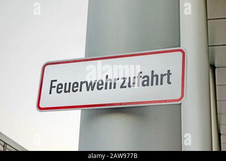 Panneau étiqueté avec Feuerwehrzufahrt (chemin de secours) sur un pilier de la ville Banque D'Images