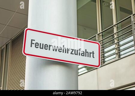 Panneau étiqueté avec Feuerwehrzufahrt (chemin de secours) sur un pilier de la ville Banque D'Images