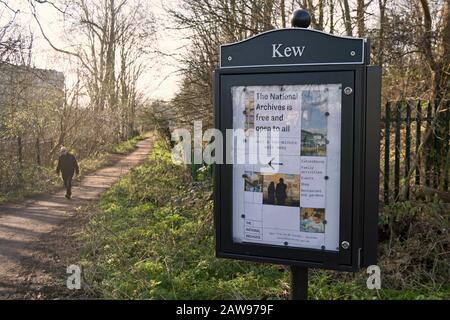 noticeboard à kew, sud-ouest de londres, angleterre, avec texte décrivant et flèche pointant vers, les archives nationales Banque D'Images