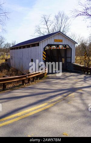 Ephrata, PA / USA – 3 février 2020 : le pont de Keller’s Mill est un pont couvert blanc de 74 pieds qui s'étend sur le ruisseau Cocalico dans le comté de Lancaster. C'est Banque D'Images