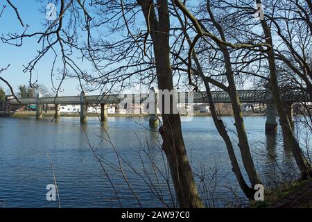 pont ferroviaire kew, traversant la tamise entre kew et le brin sur le vert, au sud-ouest de londres, en angleterre, vu du côté kew le jour d'hiver Banque D'Images