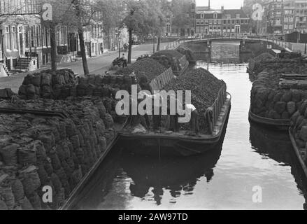 Approvisionnement en charbon à Amsterdam Date: 1945 lieu: Amsterdam, Noord-Holland mots clés: Centrales à charbon WWII Banque D'Images