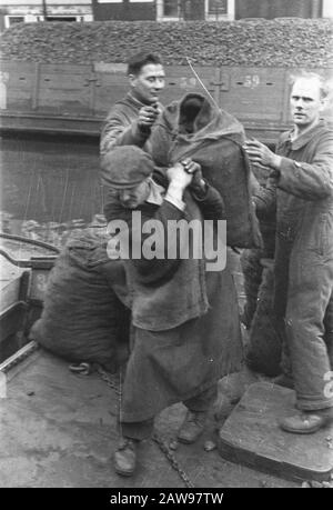 Approvisionnement en charbon à Amsterdam Date: 1945 lieu: Amsterdam, Noord-Holland mots clés: Centrales à charbon WWII Banque D'Images