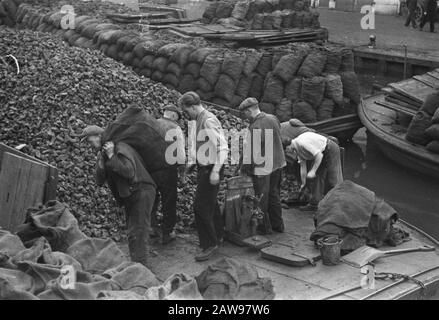 Approvisionnement en charbon à Amsterdam Date: 1945 lieu: Amsterdam, Noord-Holland mots clés: Centrales à charbon WWII Banque D'Images
