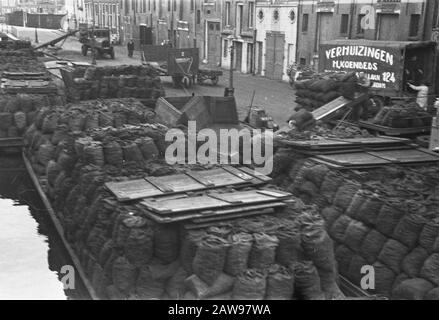 Approvisionnement en charbon à Amsterdam Date: 1945 lieu: Amsterdam, Noord-Holland mots clés: Centrales à charbon WWII Banque D'Images