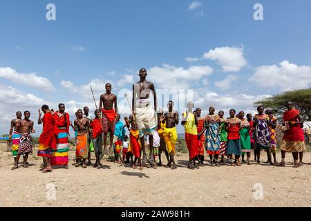 Guerriers de Samburu dans des robes locales exécutant la danse locale à Samburu, au Kenya Banque D'Images