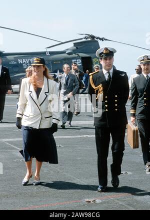 Sarah Ferguson, duchesse de York et Prince Andrew à bord de l'USS Nimitz, Los Angeles, États-Unis d'Amérique, février 1988 Banque D'Images