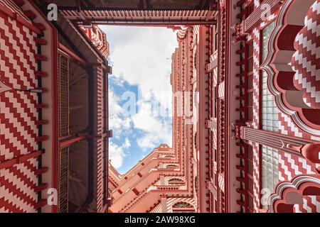 Mosquée rouge connue également sous le nom de Mosquée Jami Ul Alafar à Colombo, Sri Lanka. Banque D'Images