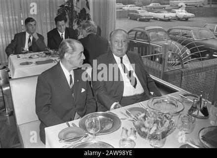 Le Real Madrid À Amsterdam Hilton. Président Real Madrid Au Déjeuner Bernabeu Date: 18 Septembre 1967 Lieu: Amsterdam, Noord-Holland Mots Clés: Déjeuners, Sports, Football, Présidents Personne Nom: Hilton Institution Nom: Real Madrid Banque D'Images