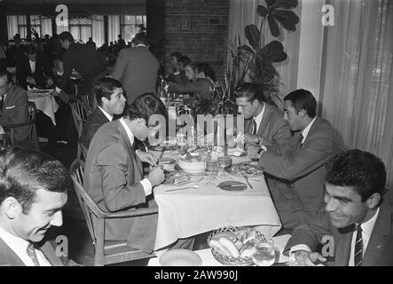 Le Real Madrid À Amsterdam Hilton. Bueno, Zunzunnegu, Grosso, Pirri Date: 18 Septembre 1967 Lieu: Amsterdam, Noord-Holland Mots Clés: Hôtels, Déjeuners, Sports, Football Nom: Hilton Nom De L'Institution: Real Madrid Banque D'Images