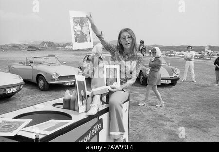 Edina Pop, deutsche Schlagersängerin, bei einer Verkaufsveranstaltung, Deutschland um 1970. Edina Pop, chanteuse allemande schlager, lors d'un événement de vente en Allemagne vers 1970. Banque D'Images