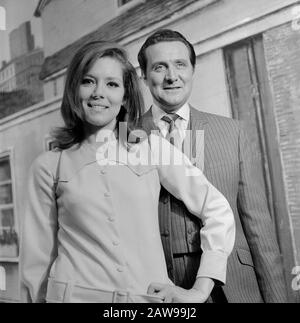 Diana Rigg und Patrick Macnee, britische Schauspieler, bekannt aus der Fernsehserie 'it Schirm, charme und Melone', à Hambourg; Deutschland um 1966. Les acteurs britanniques Diana Rigg et Patrick Macnee, connus de la série télévisée "Les Avengers", à Hambourg, en Allemagne vers 1966. Banque D'Images