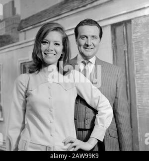 Diana Rigg und Patrick Macnee, britische Schauspieler, bekannt aus der Fernsehserie 'it Schirm, charme und Melone', à Hambourg; Deutschland um 1966. Les acteurs britanniques Diana Rigg et Patrick Macnee, connus de la série télévisée "Les Avengers", à Hambourg, en Allemagne vers 1966. Banque D'Images