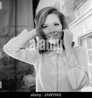 Diana Rigg, britische Schauspielrin, bekannt aus der Fernsehserie 'it Schirm, charme und Melone', à Hambourg; Deutschland um 1966. L'actrice britannique Diana Rigg, connue de la série télévisée "Les Avengers", à Hambourg, en Allemagne vers 1966. Banque D'Images