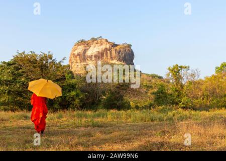 Moine avec le Sigiriya Rock en arrière-plan au Sri Lanka Banque D'Images