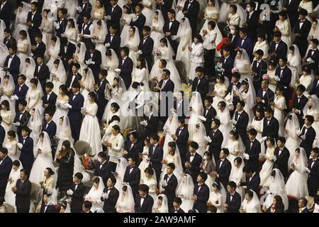 Gapyeong, Corée Du Sud. 7 février 2020. Des milliers de couples participent à un mariage de masse de la Fédération de la famille pour la paix et l'unification mondiales, communément connue sous le nom d'Eglise de l'unification, au Centre mondial de la paix de Cheongshim à Gapyeong-Gun, en Corée du Sud. Crédit: Ryu Seung-Il/Zuma Wire/Alay Live News Banque D'Images