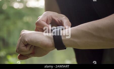 Faire divers gestes avec un doigt sur un écran tactile d'un appareil portable de montre intelligente. Banque D'Images