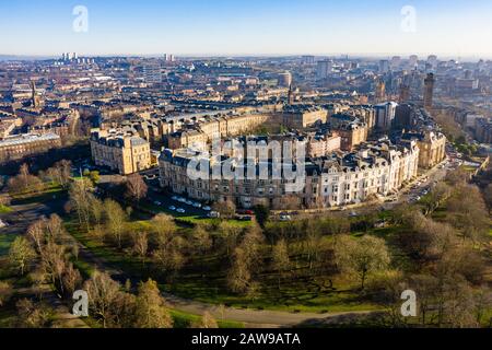 Vue aérienne des maisons en rangée de Park Terrace et Park Circus dans le Park District au-dessus du Kelvingrove Park dans le West End de Glasgow, Écosse, Royaume-Uni Banque D'Images