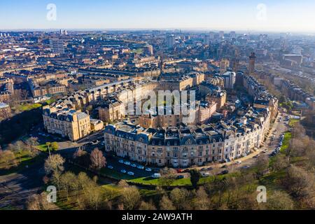 Vue aérienne des maisons en rangée de Park Terrace et Park Circus dans le Park District au-dessus du Kelvingrove Park dans le West End de Glasgow, Écosse, Royaume-Uni Banque D'Images