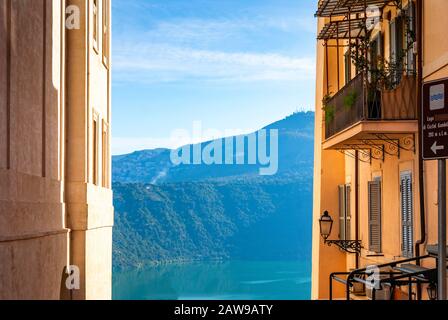 La vue panoramique, à Castel Gandolfo, avec le lac d'Albano, dans la province de Rome, Latium, Italie centrale. Banque D'Images