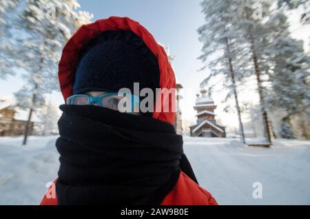 Janvier 2020 - Malye Korely. Enveloppé dans un foulard bébé. Marchez en cas de gel sévère. Russie, région d'Arkhangelsk Banque D'Images