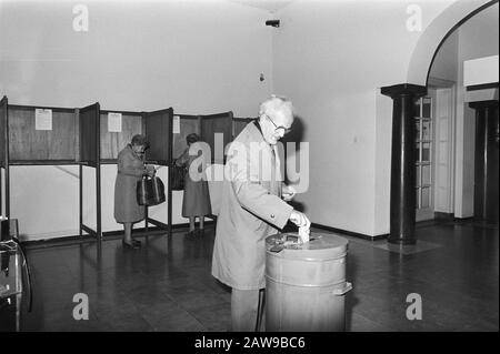 Élections locales à l'occasion de la réorganisation municipale dans le Limbourg Limbourg lors des sondages à Sittard Date: 21 octobre 1981 lieu: Limbourg, Sittard mots clés: Électeurs, urnes, sondages Banque D'Images