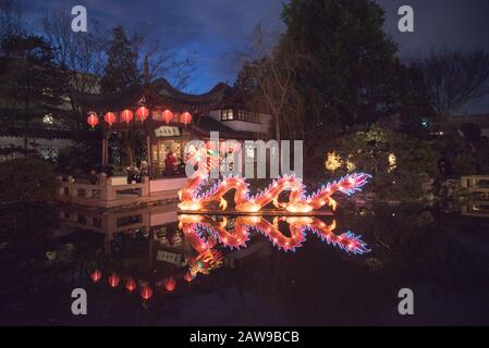 La célébration du nouvel an lunaire chinois aux jardins Lan su de Portland, Oregon, est pleine de lumière et de drame. Banque D'Images