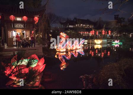 La célébration du nouvel an lunaire chinois aux jardins Lan su de Portland, Oregon, est pleine de lumière et de drame. Banque D'Images