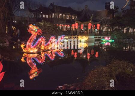 La célébration du nouvel an lunaire chinois aux jardins Lan su de Portland, Oregon, est pleine de lumière et de drame. Banque D'Images