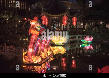 La célébration du nouvel an lunaire chinois aux jardins Lan su de Portland, Oregon, est pleine de lumière et de drame. Banque D'Images