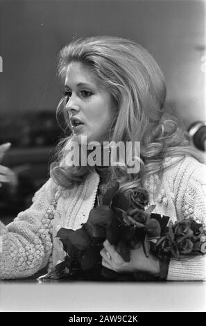 Linda Marshall, Star de la télévision américaine, arrive à l'aéroport de Schiphol. Linda Marshall Date : 24 Mars 1970 Lieu : North-Holland, Schiphol Mots Clés : Personne Arrivant Nom : Marshall, Linda Banque D'Images