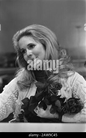 Linda Marshall, Star de la télévision américaine, arrive à l'aéroport de Schiphol. Linda Marshall Date : 24 Mars 1970 Lieu : North-Holland, Schiphol Mots Clés : Personne Arrivant Nom : Marshall, Linda Banque D'Images