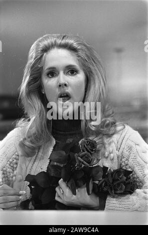 Linda Marshall, Star de la télévision américaine, arrive à l'aéroport de Schiphol. Linda Marshall Date : 24 Mars 1970 Lieu : North-Holland, Schiphol Mots Clés : Actrices, Portraits, Aéroports Nom De La Personne : Marshall, Linda Banque D'Images