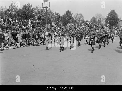 Festivals de libération: Leeuwarden et Apeldoorn bandes militaires défilant sur le marché à Apeldoorn, avec un grand intérêt. Cornemuses Date: Mai 1945 Lieu: Apeldoorn Mots Clés: Célébrations De Libération Wwii Banque D'Images