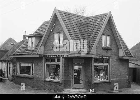 Prime fixe Culture support Grocery à Zijpe (consolidation des terres Zijpe et Haze Polder) Annotation: Z-49. La flèche pointe vers un point fixe. Corner Building Fir Date: Février 1953 lieu: North Holland mots clés: Consolidation des terres, nivellement des terres Banque D'Images