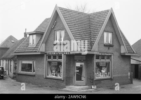 Prime fixe Culture support Grocery à Zijpe (consolidation des terres Zijpe et Haze Polder) Annotation: Z-49. La flèche pointe vers un point fixe. Corner Building Fir Date: Février 1953 lieu: North Holland mots clés: Consolidation des terres, nivellement des terres Banque D'Images