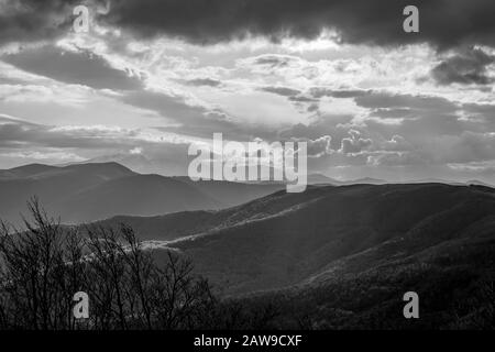 Vue spectaculaire en noir et blanc d'automne sur la chaîne de montagnes depuis le sommet de Shipka, la montagne Stara Planina dans le centre de la Bulgarie, vue depuis le mémorial de Shipka. Sensation d'humeur Banque D'Images