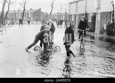 Rues inondées à Meppel. Jeunes jouant dans l'eau Date : 23 janvier 1962 lieu : Meppel mots clés : jeunes, RUES Banque D'Images
