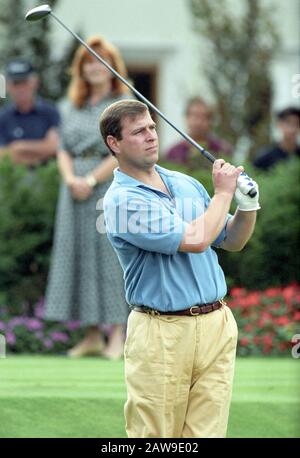 HRH Prince Andrew, Duke of York joue au golf au Wentworth Golf Club, Wentworth, Angleterre, août 1994 Banque D'Images