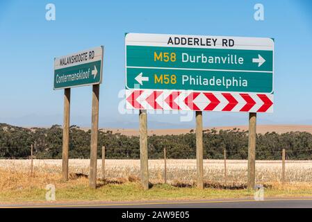 Durbanville, Le Cap, Afrique Du Sud. Déc 2019. Panneaux routiers sur l'autoroute M58 pour Durbanville et Philadelphie Western Cape, Afrique du Sud Banque D'Images