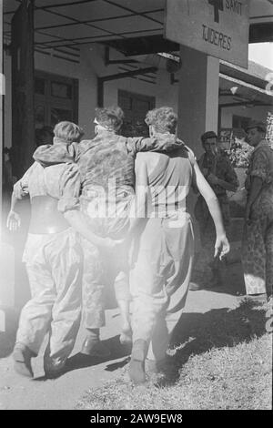 Linggadjati Linggadjati: En particulier dans les zones de montagne snipers pratiquent leur profession. Un pilier vers Cheribon est tombé sous le feu à l'extérieur de Bandung. Dans l'hôpital Tjideres la plaie à prendre en charge. Date: Juillet 1947 Lieu: Indonésie, Linggarjati, Hollandais East Indies Banque D'Images