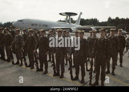 Cérémonie d'ouverture exercice OTAN Forfaits d'automne à Ramstein (Allemagne de l'Ouest); chasseur A10ACS en arrière-plan Date : 2 septembre 1983 lieu : Allemagne mots clés : ouvertures Nom de l'institution : base aérienne de Ramstein Banque D'Images